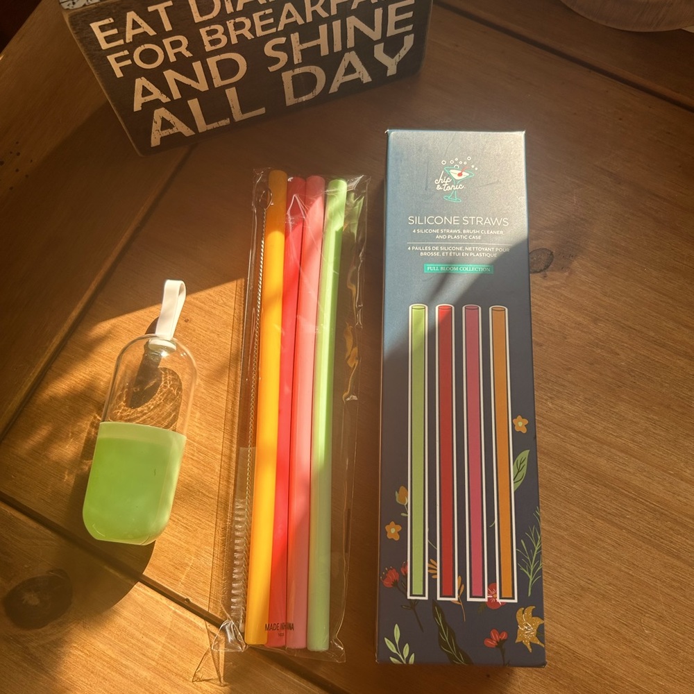 🆕🩷NIB Silicone Straw Set